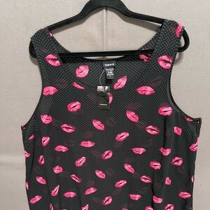 Torrid Black Top with Pink Lip Print Lot 38